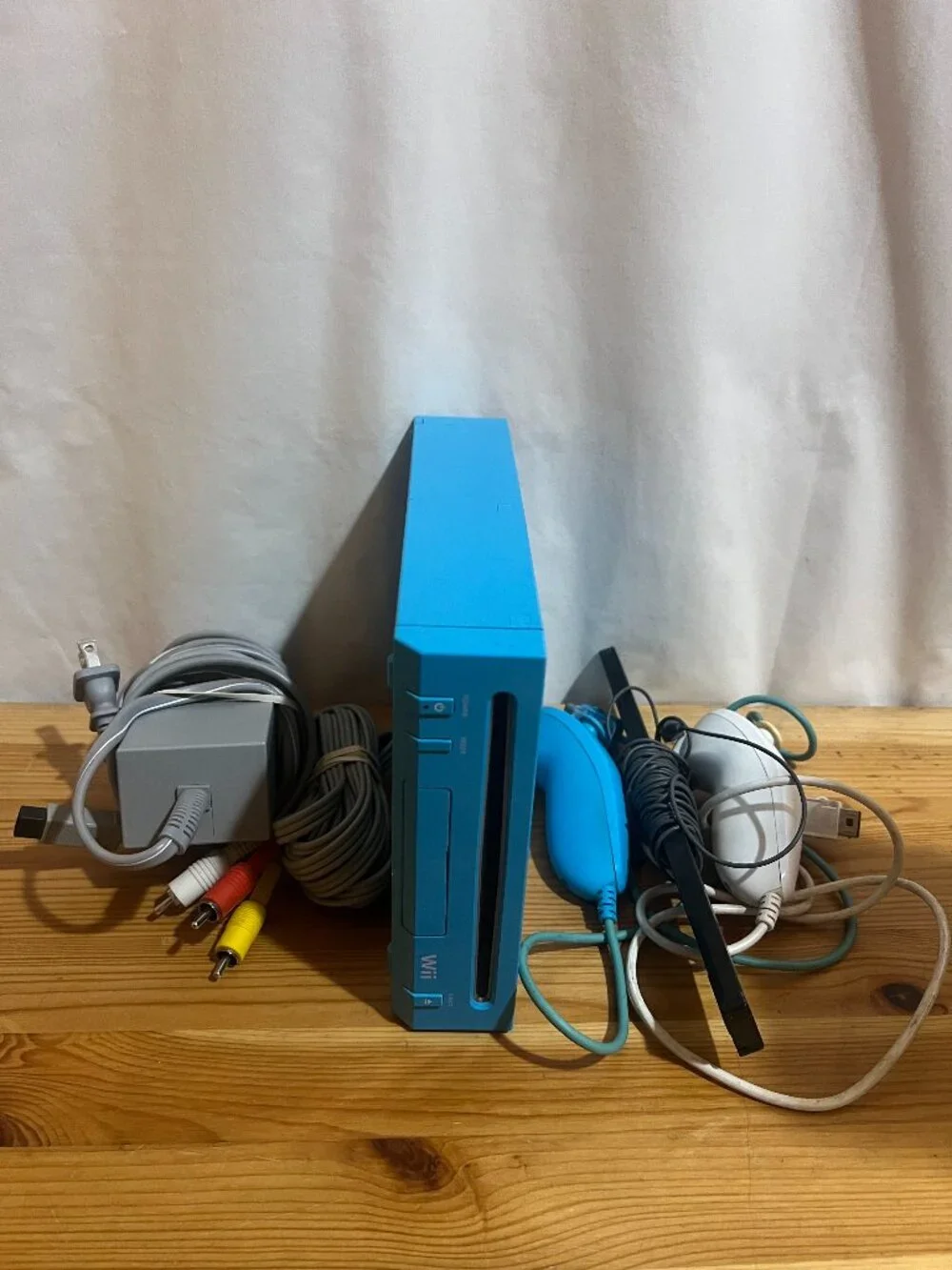 NINTENDO WII VIDEO GAME CONSOLE BLUE RVL-101 Tested Turns On Sensor Bar, 2 Contr